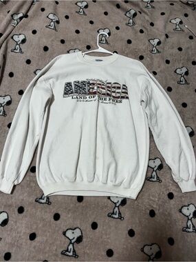Gildan White Crewneck Sweatshirt with American Flag "America" Graphic